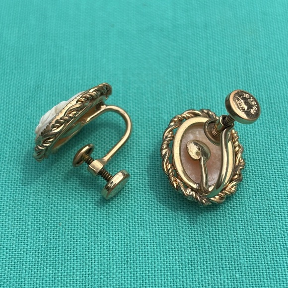 💛 Vintage 12k Gold Filled Cameo Screw Back Earrings - Picture 2 of 3